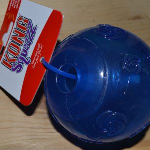 Kong Squeezz Ball малый неразгрызаемый мяч